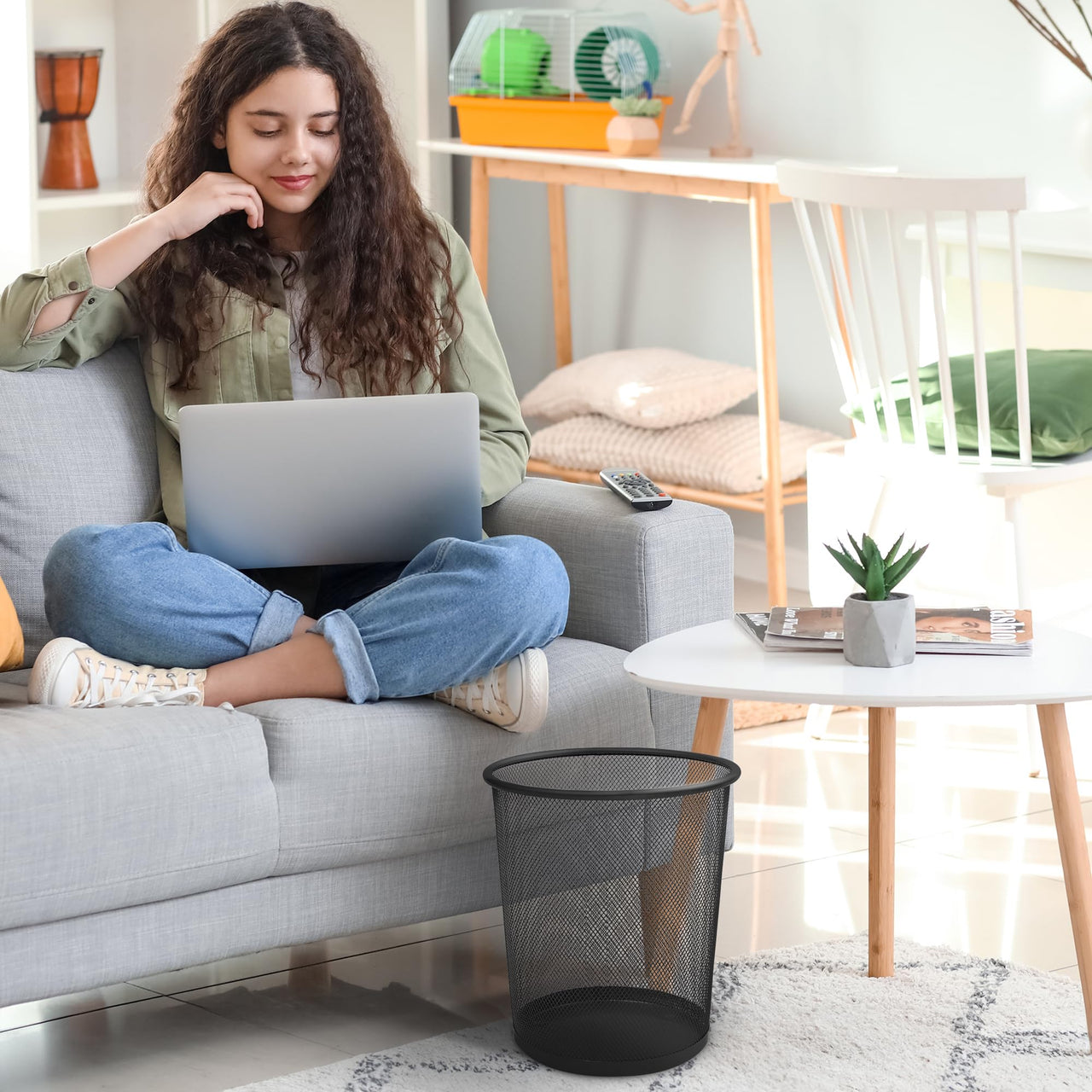 KEPLIN Round Trash Can - Black Non-slip Mesh Bin, Stylish & Sturdy Metal Waste Paper Bin for Home, Bedroom, Office, Bathroom, Living Room & Kitchen - Indoor Garbage Bin with Sleek Design